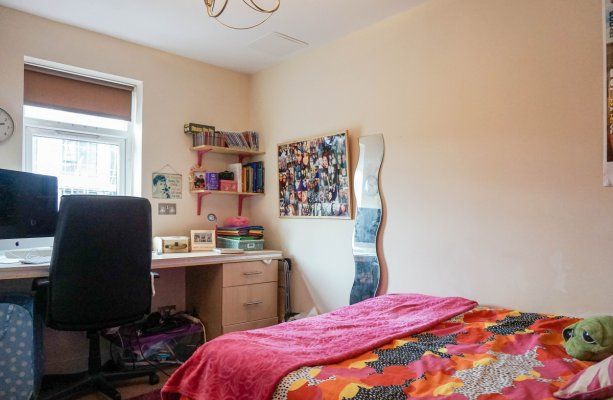 2 Bedrooms Broomfield Crescent - Photo 1