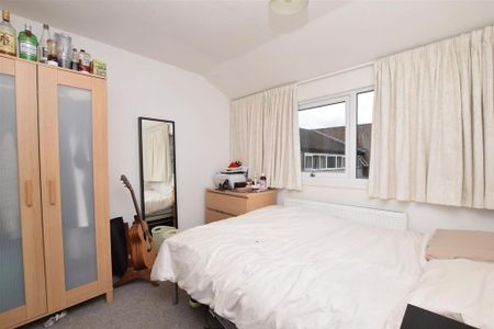 4 bedroom end of terrace house to rent - Photo 5