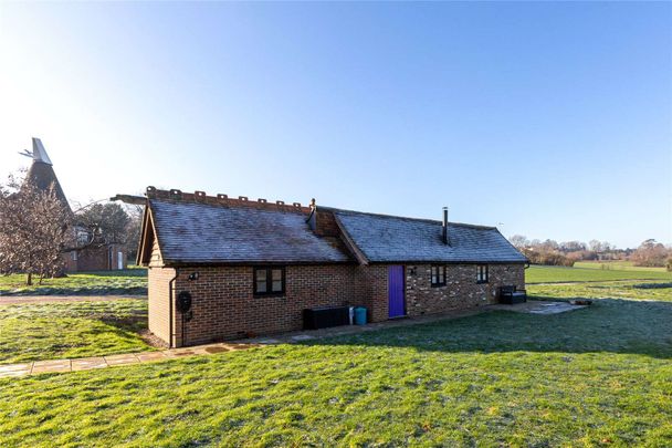 Lovely detached one bedroom cottage with stunning countryside views. - Photo 1