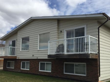 Fantastic bright 2 Bedroom Unit ~ Gas & Water Included - Photo 2
