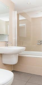 Superb modern 4 bed 2 bath in a large period conversion in Camden. - Photo 4