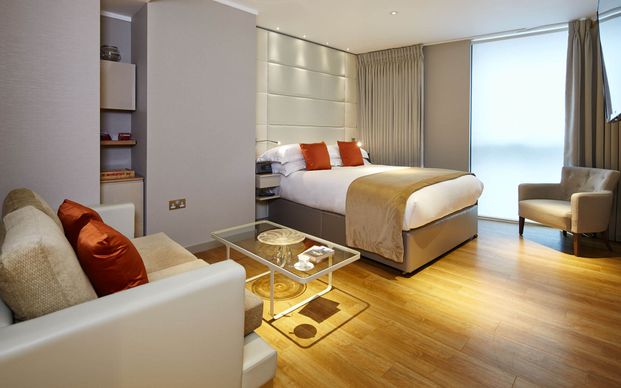 Three Quays Apartments, London, EC3R - Photo 1