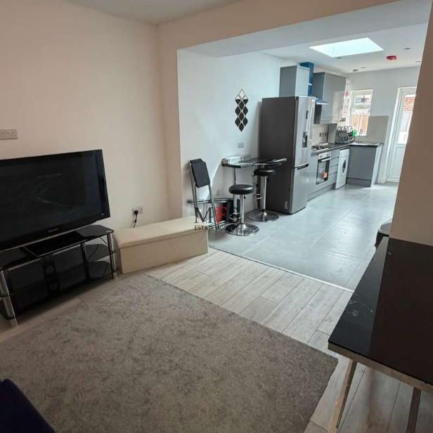 Somerset Road, Southall, UB1 - Photo 1