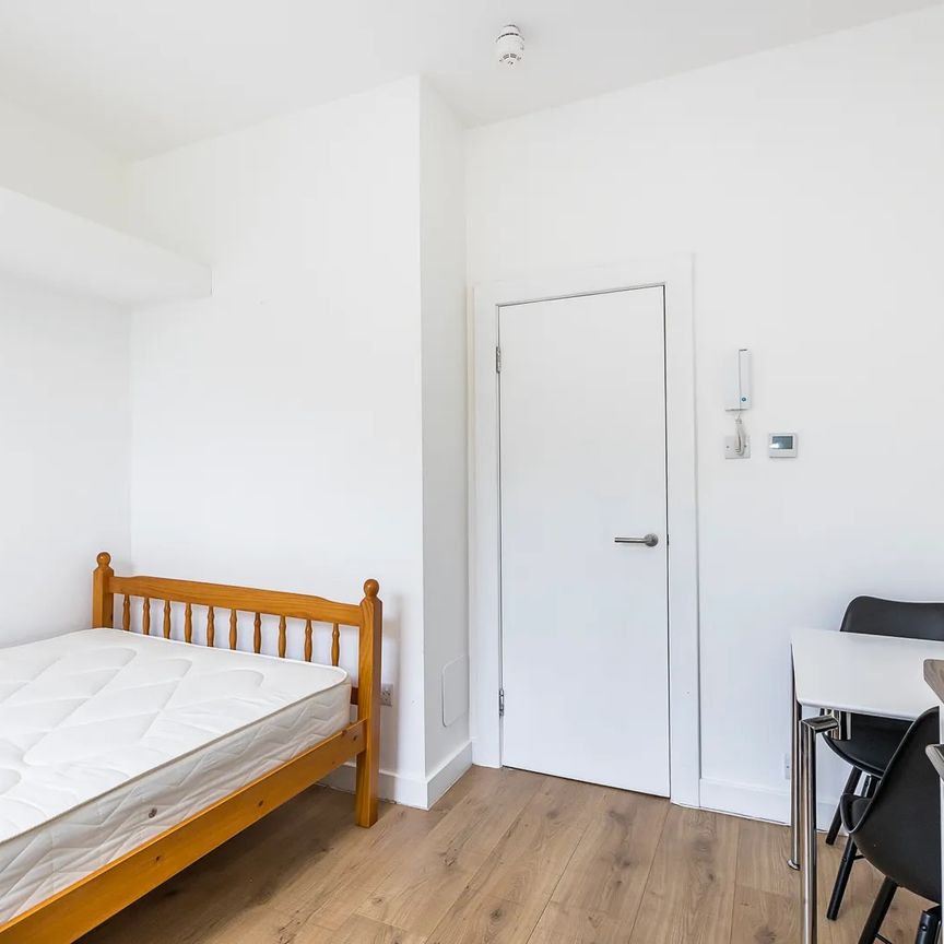Warwick Road, Earls Court, London, SW5 - Photo 1