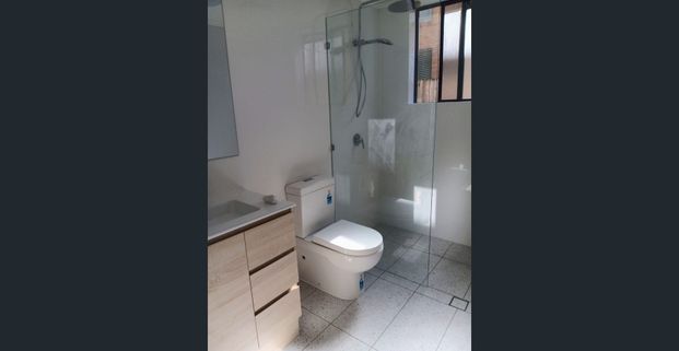 This newly renovated and immaculately presented apartment - Photo 1