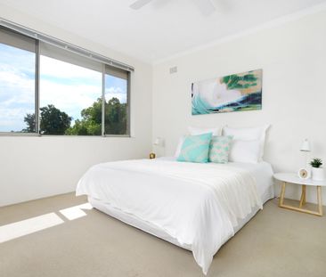 Modern and Sunny Top Floor Apartment - Photo 2