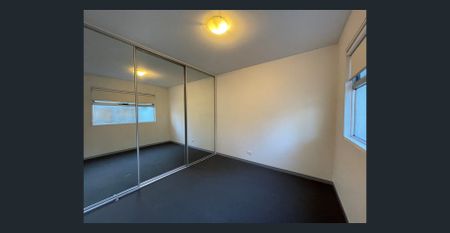 Great apartment with private courtyard - Photo 2