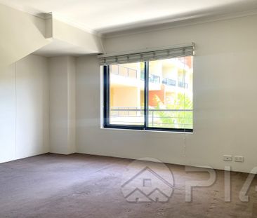 Spacious Bedroom Split Level Apartment - Photo 2