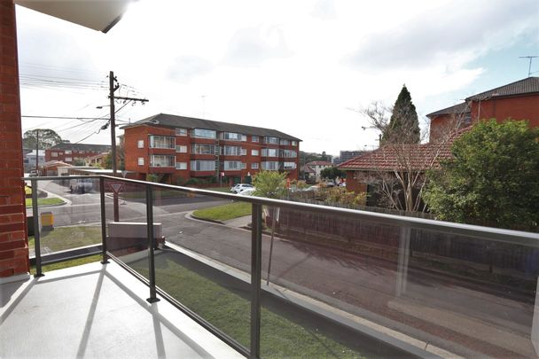 Large two bedroom apartment with double garage - Photo 1