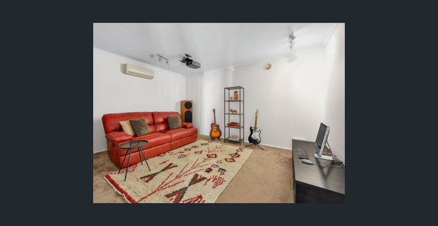 SPACE STYLE AND SURPRISINGLY SECLUDED - Photo 1