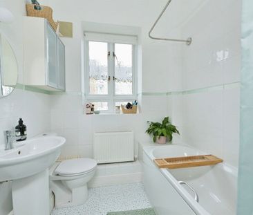 High street - Photo 3