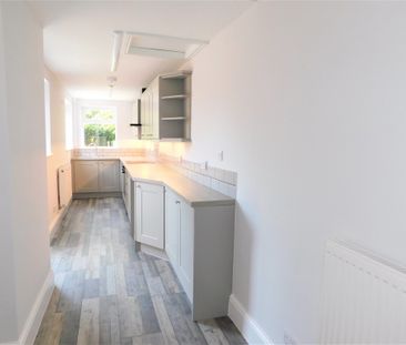 2 bedroom mid terrace to let - Photo 5