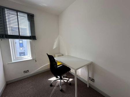 Large Bed +study Room // Ripon St // Sept, LN5 - Photo 2