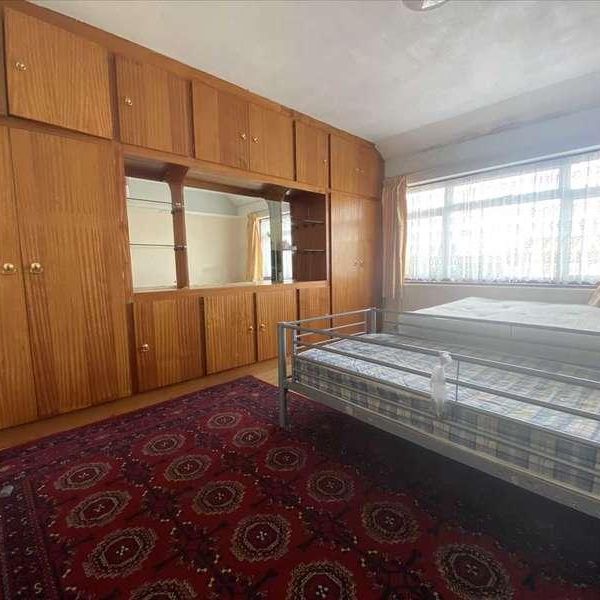 Review Road, London, NW2 - Photo 1