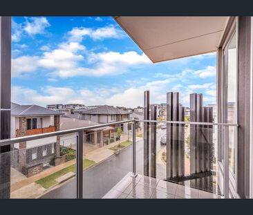 Spacious & Stylish Three-Level Home - Photo 5