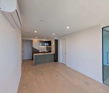Spacious 2-Bedroom with City Views in the Heart of Melbourne - Photo 4