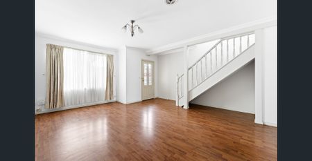 LARGE SPACIOUS 3 BEDROOM HOUSE IN A GREAT LOCATION (OPENS WILL BE CONCUCTED AFTER THE 6/01/26) - Photo 3