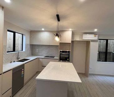 MODERN, SECURE & MINUTES TO THE AIRPORT! - Photo 2