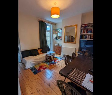 3 Bed Terraced House, Lainson Street, SW18 - Photo 2