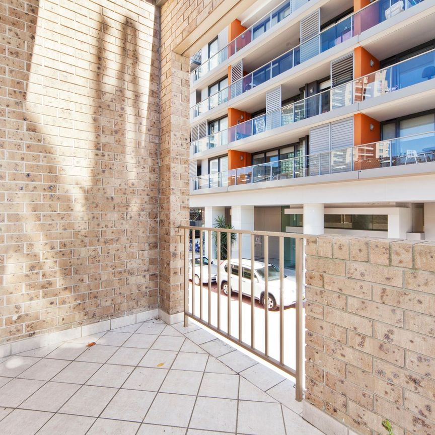 Loft-Style Apartment in the Heart of Chatswood &ast;&ast; Available 25&sol;10&sol;24 &ast;&ast; - Photo 1