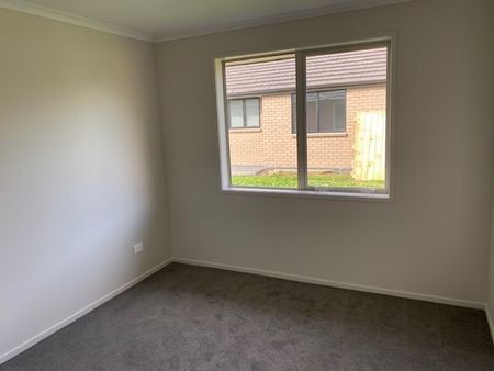 Modern Three Bedroom Home - Photo 3