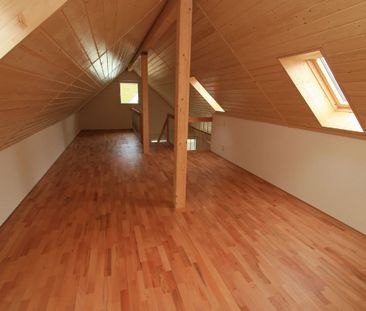 Modern 4.5-Zimmer-Maisonette-Wohnung in idyllischer Lage - Photo 4