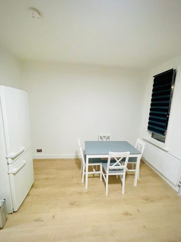 Two bedroom First Floor Flat on main green street- £1950 - Photo 5