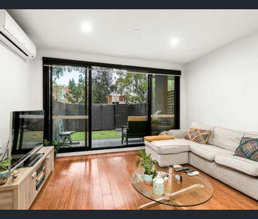 Modern One-Bedroom Apartment with Private Backyard - Photo 1