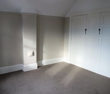 Upstairs apartment in the city with a carpark - Photo 6