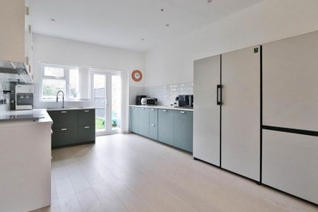 3 bedroom semi-detached house to rent - Photo 4