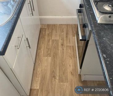 2 bedroom semi-detached house to rent - Photo 3