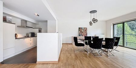 Appartement te huur in Ukkel voor € 2.400 met 3 slaapkamers - Photo 2