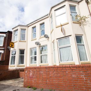 4 Bed Flat, Ordnance Road, SO15 - Photo 3
