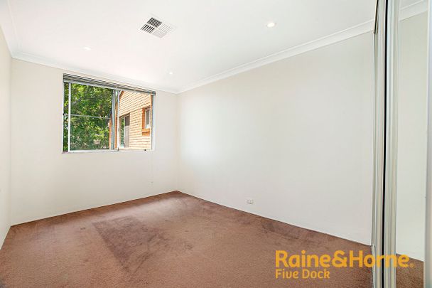 Spacious 2-Bedroom Apartment in Prime Location - Photo 1