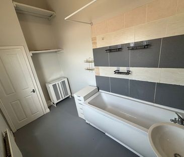 1 Bed Flat, Bury New Road, M7 - Photo 2