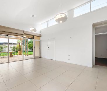 Sandstone Tudor Classic Set For Versatile Family Living - Photo 5