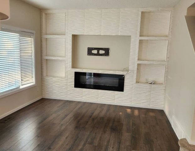 Welcome to this well-maintained 2-storey attached single-family home — 4 Bedrooms House - Photo 1