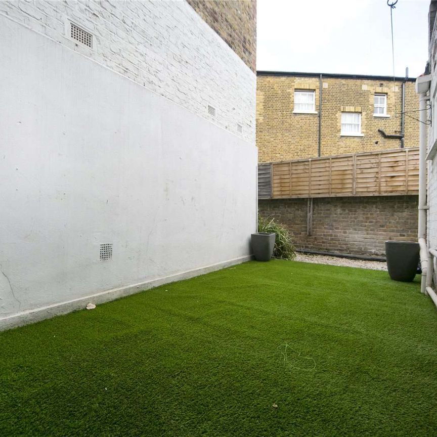 A stylish one bedroom garden flat in a fantastic location close to Angel, Highbury & Islington, Shoreditch and Old Street. - Photo 1
