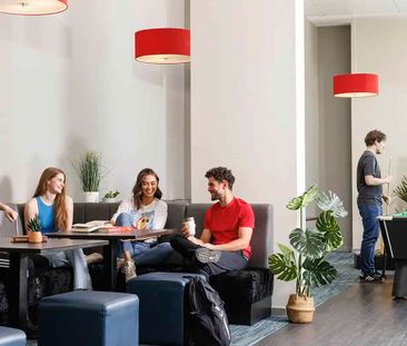 Large High Double Ensuite - Photo 1