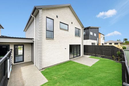 Modern 4BR Townhouse in Rototuna! - Photo 2