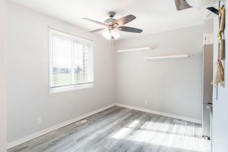 3 Bed, 2 Storey Condo in The Pines! - Photo 5