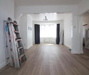 3 bedroom end of terrace house to rent - Photo 2