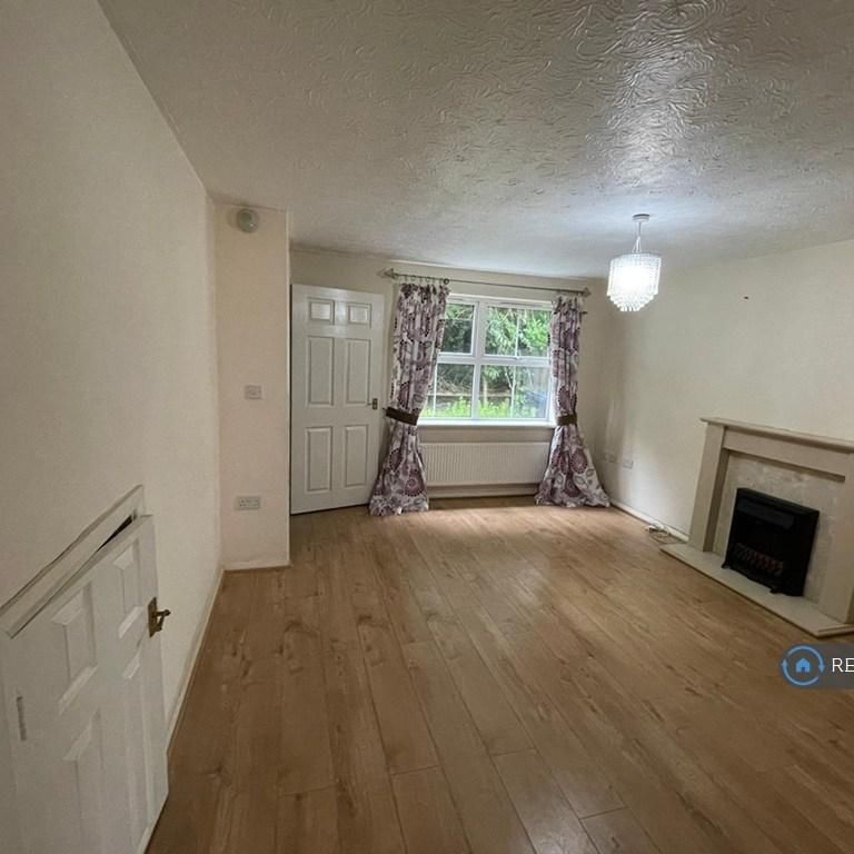 4 bedroom end of terrace house to rent - Photo 1