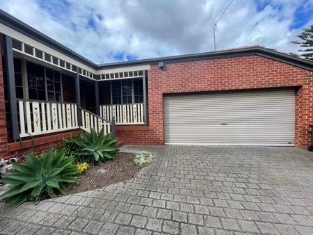 2/33 First Avenue, Strathmore VIC 3041 - Photo 2
