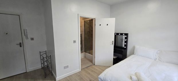Room in a Shared House, Sterne Street, W12 - Photo 1