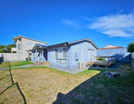 Charming 3-Bedroom Timber Frame Cottage – Just Steps from the Beach&excl; - Photo 5