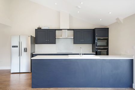 A modern three bedroom house, with a barn style design finished to a high standard throughout. Ideally located for access to the M11, A10 along with Royston and Foxton train stations. - Photo 5