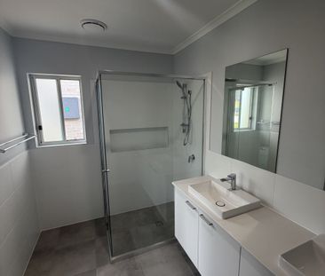 BEAUTIFUL LIGHT FILLED HOME! - Photo 5