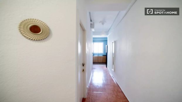 Rooms for rent in 4-bedroom apartment in Ciutat Vella - Foto 1