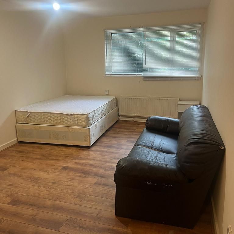 Studio to rent - Photo 2